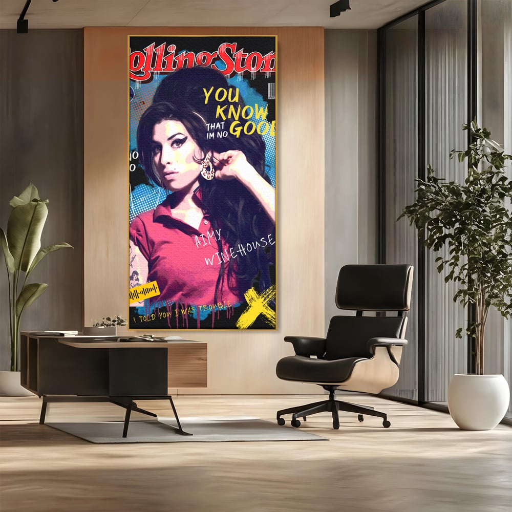 Tablou canvas cu tablou canvas cu amy winehouse pe coperta rolling stone, in rama de aluminiu auriu, pe perete intr-un birou